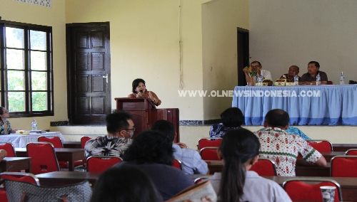 Ket foto  : Wakil Bupati Karo Cory Seriwaty Br Sebayang saat memberikan sambutan dalam acara RAT  Tahunan di Aula Centrum PPWG GBKP, Jumat (22/02) 2019
