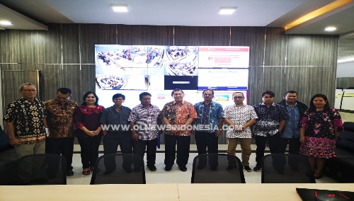 Ket foto : Usai menguji coba fasilitas Comad Centre Dinas Kominfo, Bupati Karo Terkelin Brahmana foto bersama dengan pengusaha kopi Antoni Bangun didepan layar monitor  LED selebar 2 meter,jumat (22/02) 2019