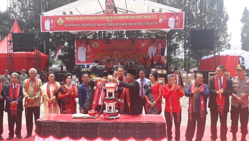 Foto : Bupati dan Wakil Bupati Samosir bersama menyalakan lilin HUT kabupaten Samosir yang ke XV tahun serambi melantunkan lagu "Selamat Ulang Tahun Kabupaten Samosir "