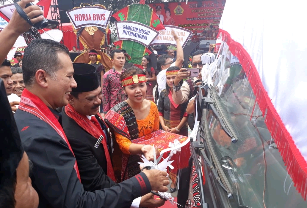 Foto : Wagubsu H. Musa Rajekshah menggunting pita peluncuran Bus Pariwisata pemkab Samosir rute Pangururan - Bandara Silangit pada puncak perayaan hari ulang tahun ke XV kabupaten Samosir.