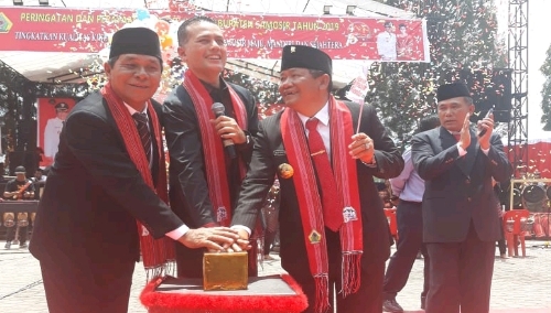 Foto : Penekanan Tombol dibuka nya HSF olhe Wagubsu H.Musa Rajekshah (tengah),  Bupati Samosir Drs.Rapidin Simbolon MM (kanan), wabup Samosir Ir.Juang Sinaga (kiri), serta didampingi Kadis Pariwisata Samosir Drs.Ombang Siboro M.Si ( sebelah kiri Bupati), pada puncal HUT Samosir XV 2019