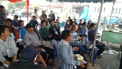 Tampak peserta sosialisasi dan simulasi pemungutan dan penghitungan surat suara dalam pemilihan umum serentak di halaman gedung DPRD Karo, Selasa (19/03) 2019