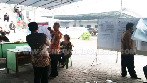 petugas KPU Kabupaten Karo saat menggelar simulasi Pemilu di depan  halaman gedung DPRD Karo Selasa (19/03) 2019