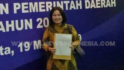 Kadis Kesehatan dr. Irna Safrina Meliala saat menunjukkan berkas terkait Bidan PTT yang di tetap kan menjadi CPNS Kabupaten Karo oleh Kementrian Kesehatan RI, di Jakarta, Selasa (19/03) 2019