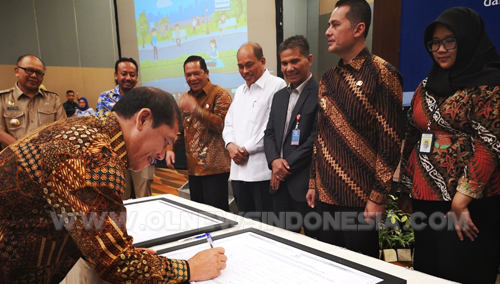 Bupati Karo Terkelin Brahmana SH saat membubuhkan tanda tangan di saksikan oleh Wakil Gubernur Sumatera Utara Musa Rajeksah, Selasa (26/03) 2019 di Hotel Santika Medan.