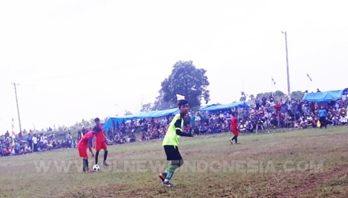 Tampak pertandingan saat di mulai di lapangan sepak bola Desa Payung Kec Payung Kabupaten Karo, Selasa (26/03) 2019