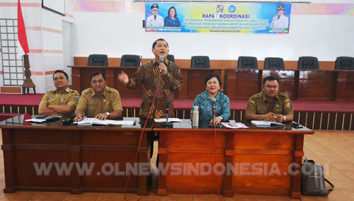 Bupati Karo Terkelin Brahmana SH Saat membuka rapat koordinasi desa percontohan didampingi oleh Ketua TP PKK Kab Karo Ny Sariati Terkelin Brahmana , Asisten 1 pemerintahan Drs Suang Karo Karo, Asisten 3 Mulianta Tarigan, kepala DPMD Abel Tarawai Tarigan di Aula Kantor Bupati Karo Kabanjahe Selasa ( 26/03) 2019.