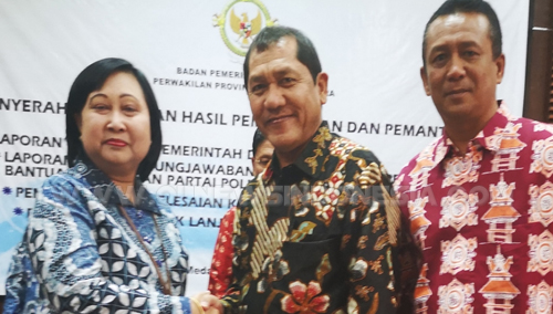 Bupati Karo Terkelin Brahmana SH didampingi Anggota DPRD Karo Thomas Joverson Ginting bersalaman bersama Dra. V.M Ambar Wahyuni perwakilan BPK RI Sumut, Kamis (20/03) 2019