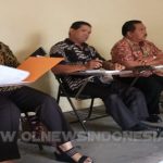 Ket foto : Sekda Kab Karo Drs Kamperas Terkelin Purba (kanan baju coklat) tampak serius mengikuti proses Pergantian Dirut Tirta Malem, Kamis (28/03) 2019 di Kantor PDAM Tirta Malem