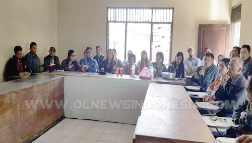 Jajaran PDAM Tirta Malem tampak serius mengikuti proses Pergantian Dirut Tirta Malem bersama Pemkab Karo yang di hadiri oleh Sekda Kab Karo Drs Kamperas Terkelin Purba dan Kabag Perekonomian Sekda Kab Karo Rismawaty, SE  di kantor PDAM Tirta Malem Kamis (28/03) 2019