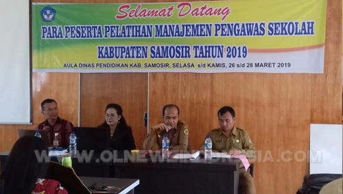 Kepala Dinas Pendidikan Kabupaten Samosir, Rikardoo Hutajulu S.Pd memberikan arahannya di Pelatihan Menejemen Pengawas Sekolah Tingkat Dasar Dan Menengah