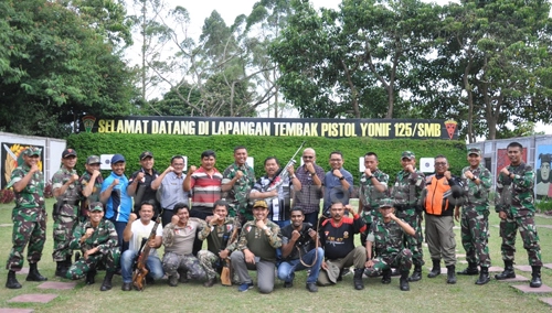 Ket foto : Dewan Pembina dan Penasehat PERBAKIN Karo bersama seluruh pengurus PERBAKIN Karo berfose di sela sela kegiatan bincang bincang di Batalyon 125 Kabanjahe