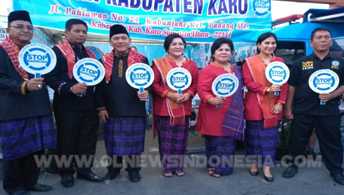 Bupati Karo Terkelin Brahmana SH didampingi Ny. Terkelin Brahmana dan Wakil Bupati Karo Cory Seriwaty Br Sebayang, Ibu Persit juga Kepala BNNK.Karo saat di depan Stan BNNK Karo, Jumat (08/03) 2019