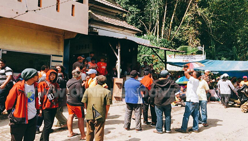 Tampak warga desa Semangat Gunung saat melakukan aksi unjuk rasa damai di depan kantor /pos pengutipan retribusi pemandian Air Panas, Sabtu (09/03) 2019