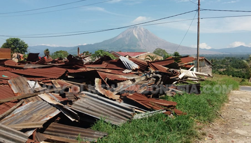 Rumah warga yang di terjang oleh Angin Puting Beliung di desa Suka ramai Kecamatan Munte, Rabu malam (07/03) 2019