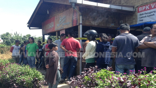 Lokasi kejadian tampak ramai di kerumuni warga