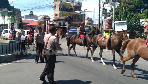 arak arakan pawai Kuda dalam rangka memperingati hari jadi Kabupaten Karo ke 73 Di Berastagi , Jumat (08/03) 2019
