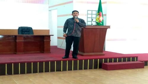 Ket foto : Kepala BNNK Karo AKBP Heppi Karo-Karo saat memberikan paparan nya dari atas Podium, Jumat (01/03) 2019