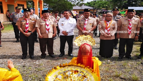 Ket foto  : Kapolda Sumut Irjen Pol Agus Andrinto  SH, MH di dampingi Bupati Karo Terkelin Brahmana SH Dalam membukaan Pertikara yang disambut dengan tarian di Lapangan Perkemahan Sibolangit, Sabtu 02/03) 2019