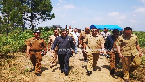 Ket foto  : Bupati Karo Bersama rombongan tinjau daerah wisata Pelangkah Gading di Desa Kuta Mbaru Kec Munthe, Senin (04/03) 2019