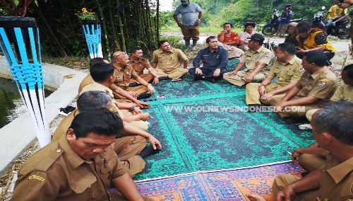 Ket foto : Bupati Karo saat Berbincang bincang dengan pihak pemerintah Kecamatan Barusjahe bersama warga, Senin (04/03) 2019