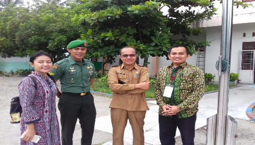 Foto : Kadis Pendidikan Kabupaten Samosir Rikardo Hutajulu M.Pd (tengah baju kuning) disela monitoring Siswa/i mengikutinujian seleksi masuk ke SMA Unggul Yasop di Pangururan