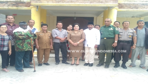 Ket foto  : Wakil Bupati Karo Cory Seriwaty Br Sebayang dan Muspika Kec Berastagi berfose bersama Lintas Agama (Islam, Kristen, Buddha) disela sela kegiatan Peletakan Batu Pertama Gapura Lintas Agama di Lorong Ikuten Berastagi, Selasa (05/03) 2019