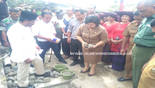 Ket foto  : Wakil Bupati Karo Cory Seriwaty Br Sebayang saat melakukan Peletakan Batu Pertama atas didirikan nya Gapura Lintas Agama di Lorong Ikuten Berastagi, Selasa (05/03) 2019