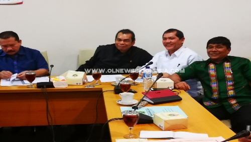 Ket foto  : Bupati Karo Terkelin Brahmana SH bersama Anggota DPRD Sumut saat Mengikuti rapat, Selasa (05/03) 2019