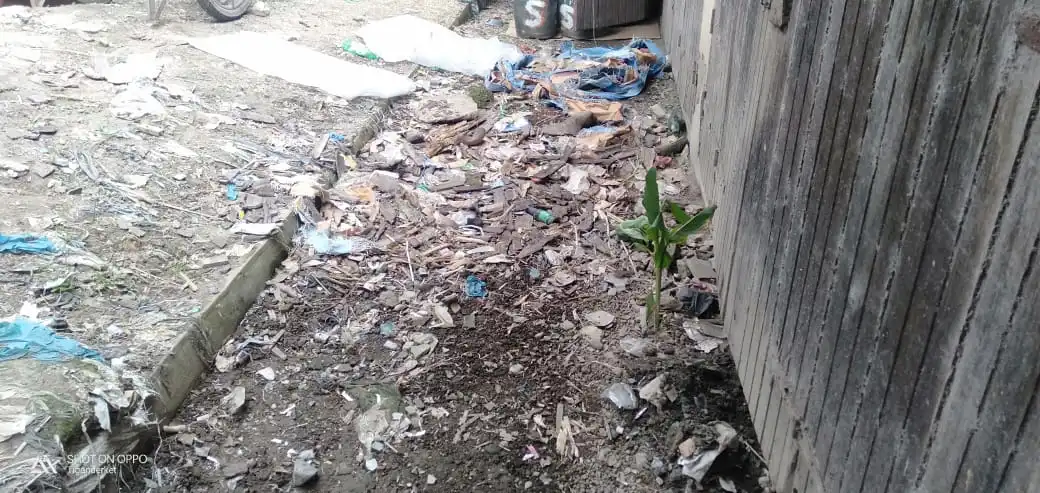 Ket foto  : Salah satu kondisi parit Pasar Tradisional Tiganderket Kec Tiganderket Kabupaten Karo yang tidak terawat