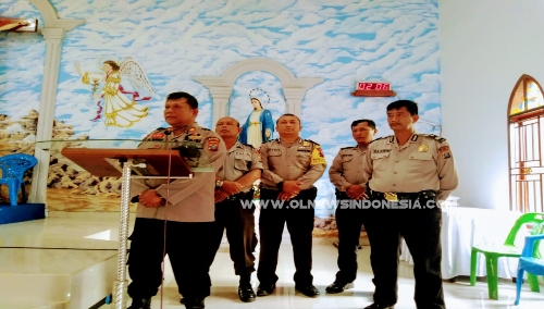 Ket foto : tampak Kapolsek Barusjahe di sela sela kegiatan safari Minggu Kasih memberikan pesan pesan menjelang Pemilu di hadapan jemaat gereja Khatolik Barusjahe, Minggu (10/03) 2019