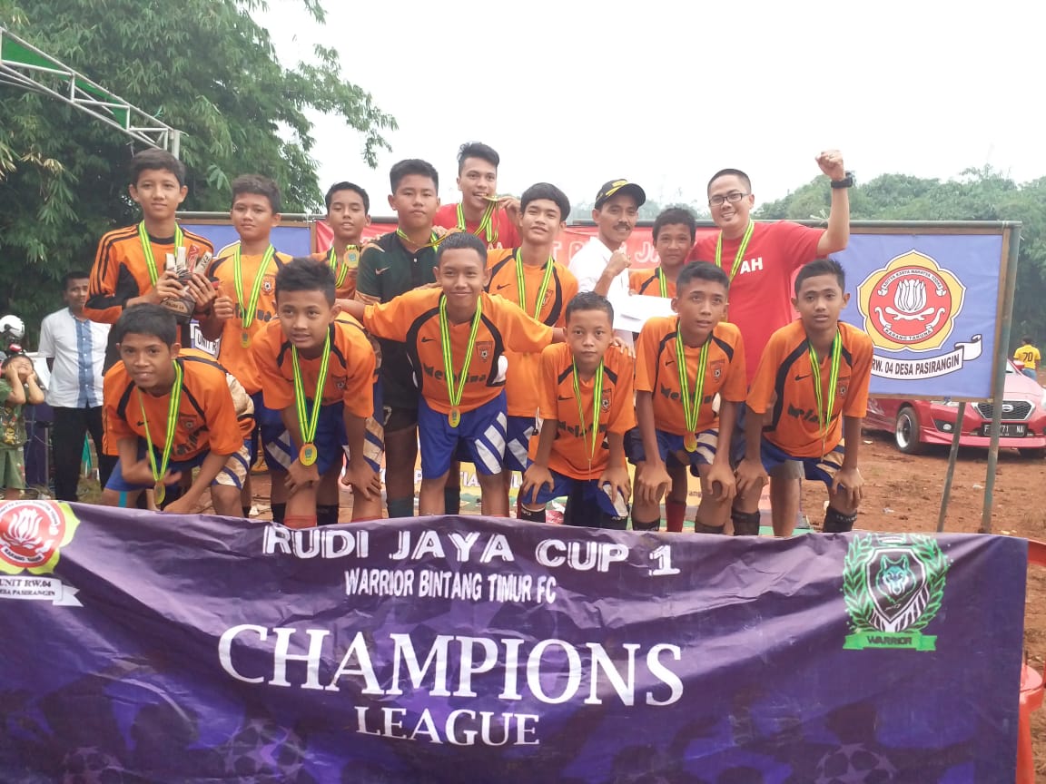 Foto bersama kepala desa pasir angin ismail marjuki dengan juara tournamen rudi Jaya cup 1