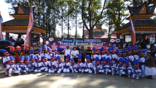 Ket foto : Wakil Bupati Karo Cory Seriwaty Br Sebayang berfoto dengan pengurus PHBI Kabupaten Karo dan bersama seluruh peserta drum Band yang mengikuti festival Drum Band dalam rangka memeriahkan Hari Jadi Kabupaten Karo ke 73