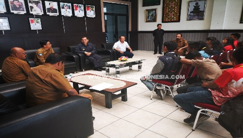 Ket foto  : Bupati Karo Terkelin Brahmana SH menjamu kehadiran para Atlit Wushu bersama pelatih dan Ketua Umum Wushu Kabupaten Karo di ruang Lobi Kantor Bupati Karo Kabanjahe, Senin (11/03) 2019
