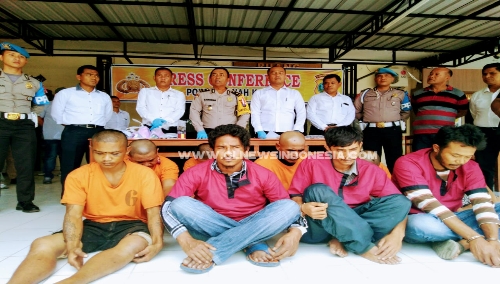 Ket foto :  Tiga Tersangka pembunuhan di desa Kuta Rayat Kecamatan Naman Teran Kabupaten karo (pagi baju merah)  saat Polres Karo Gelar Press Release, Senin (11/03) 2019