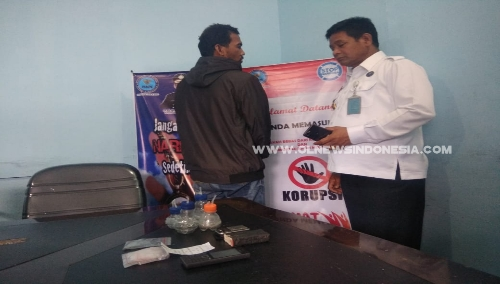 Ket foto  : Kepala BNNK KARO AKBP Heppi Karo-Karo bersama Tersangka saat di amankan di Kantor BNNK KARO, Selasa (12/03) 2019