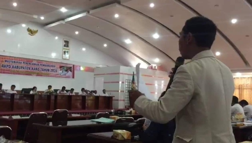 Ket foto : Fasilitator Forum Anak Kabupaten Karo Amsalta Sinuhajie saat memberikan paparan dan aspirasi nya dalam Musrenbang Kabupaten Karo di Aula Kantor Bupati Karo Kabanjahe, Rabu (13/03) 2019