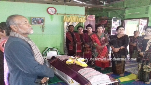 Foto : Ketiga Anak Perempuan almarhum Nahor Siringoringo (pakai kai ulos merah), disela kehadiran Bupati Samosir melayat kerumah duka, Kamis (14/3)