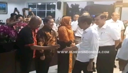 Ket foto : tampak Presiden RI Joko Widodo menyalami Bupati Karo Terkelin Brahmana SH dan Kepala Bappeda Karo Ir Nasib Sianturi Msi di lobi hotel, Kamis Sore Di Balige Sumatera Utara (14/03) 2019