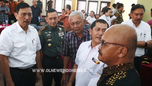Ket foto : Menkomaritim Luhut Binsar Panjaitan saat Berbincang dengan Bupati Karo Terkelin Brahmana SH terkait kunjungan Kab Karo ke Negara India untuk mengikuti pelatihan ZBNF saat berada di Balige, Jumat (15/03) 2019