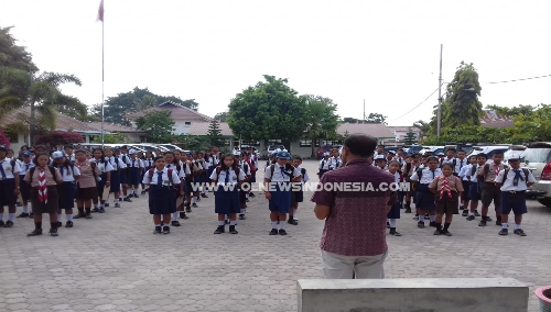 Foto : Kepala Dinas Pendidikan Kabupaten Samosir, Drs.Rikardo Hutajulu MPd memberikan arahan kepada ke 99 siswa tingkat SMP sekabupaten Samosir yang akan mengikuti Olimpiade, Sabtu (16/3) ditanah lapang SMPN 1 Palipi.