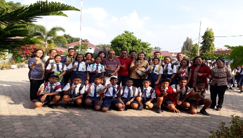 Foto : Siswa Siswai peraih juara I s/d III di tiga mata pelajaran (Matematika, IPA, dan IPS) foto bersama para kepala sekolah SMP yang didampingi Kadis Pendidikan Kabupaten Samosir, Sabtu (16/3) di SMPN 1 Palipi.