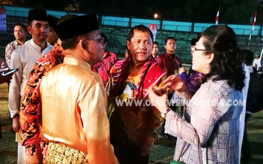 Ket foto : Bupati Karo Terkelin Brahmana SH didampingi Ny.Sariati Sitompul saat bincang bincang bersama Bupati Deliserdang, di sela sela kegiatan pertemuan Lintas Etnis Se-Sumatera di Lapangan basket stadion Medan  Sabtu (16/03) 2019