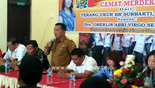 Ket foto : Camat Merdeka Drs. Oberlin Abri Virgo Sembiring juga tampak bersedih atas ke pindahan Mantan atasan nya tersebut dalam memberikan kata sambutan di acara Pisah Sambut Camat Merdeka di Aula Kantor Camat Merdeka, Senin (18/03) 2019