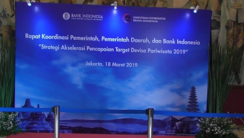 Foto : Bupati Samosir Drs.Rapidin Simbolon MM, hadiri rapat koordinasi (Rakor) Menko Maritim Terkait Percepatan Pembangunan Sektor Pariwisata untuk peningkatan devisa negara, Senin (18/3) di Gedung Bank Indonesia, Jakarta.