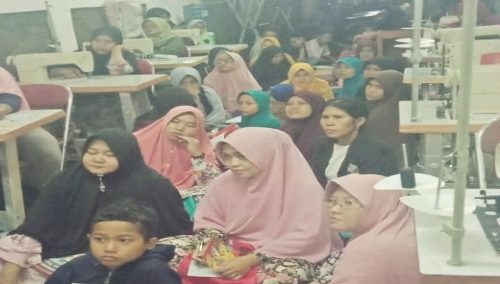Foto : Masyarakat yang di latih dan di berikan pendidikan bidang menjahit di Yayasan Milik  Ajad Sudrajat.S,.AP.Secara gratis