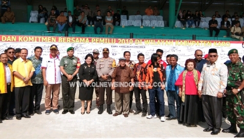 Ket foto  : Wakil Bupati Karo Cory Seriwaty Br Sebayang foto bersama Forkopimda,  anggota DPRD Karo, Partai politik, tokoh masyarakat , Tokoh Agama dan para undangan lainnya di lapangan bola Samura Kabanjahe, Jumat (22/03) 2019