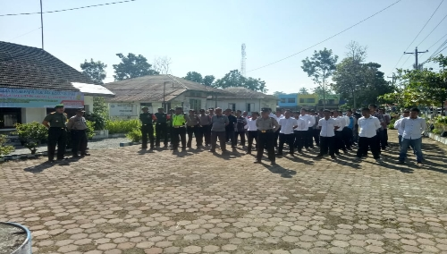 Foto : Apel kesiapan pileg dan pilpres Operasi Mantab Brata (OMB) tahun 2019 diwilayah hukum kecamatan Simanindo diikuti Pleton personim TNI, Pleton personil POLRI, Pleton staf kecamatan Simanindo, serta Pleton Linmas Kecamatan Simanindo.