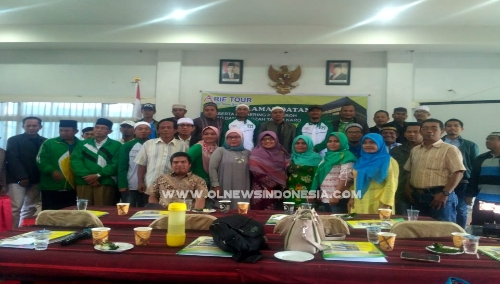 Ket foto : Para ustad dan Ustazah berfose bersama Pimpinan dan pengurus Arie Tour dan Travel di sela sela kegiatan Gathering di Hotel Rudang Berastagi, Minggu (24/03) 2019