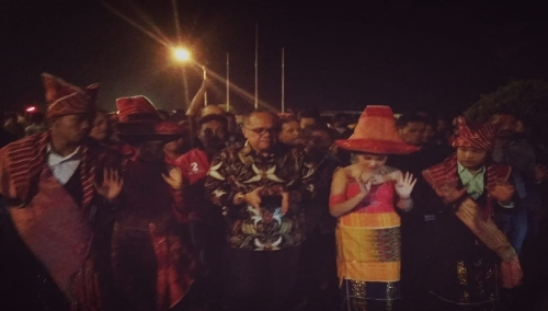 Ket foto : DR Junimart Girsang SH. MH. MBA Anggota DPR RI saat di jamu dengan tarian tradisional Karo sesaat menuju lokasi acara , Minggu (24/03) 2019